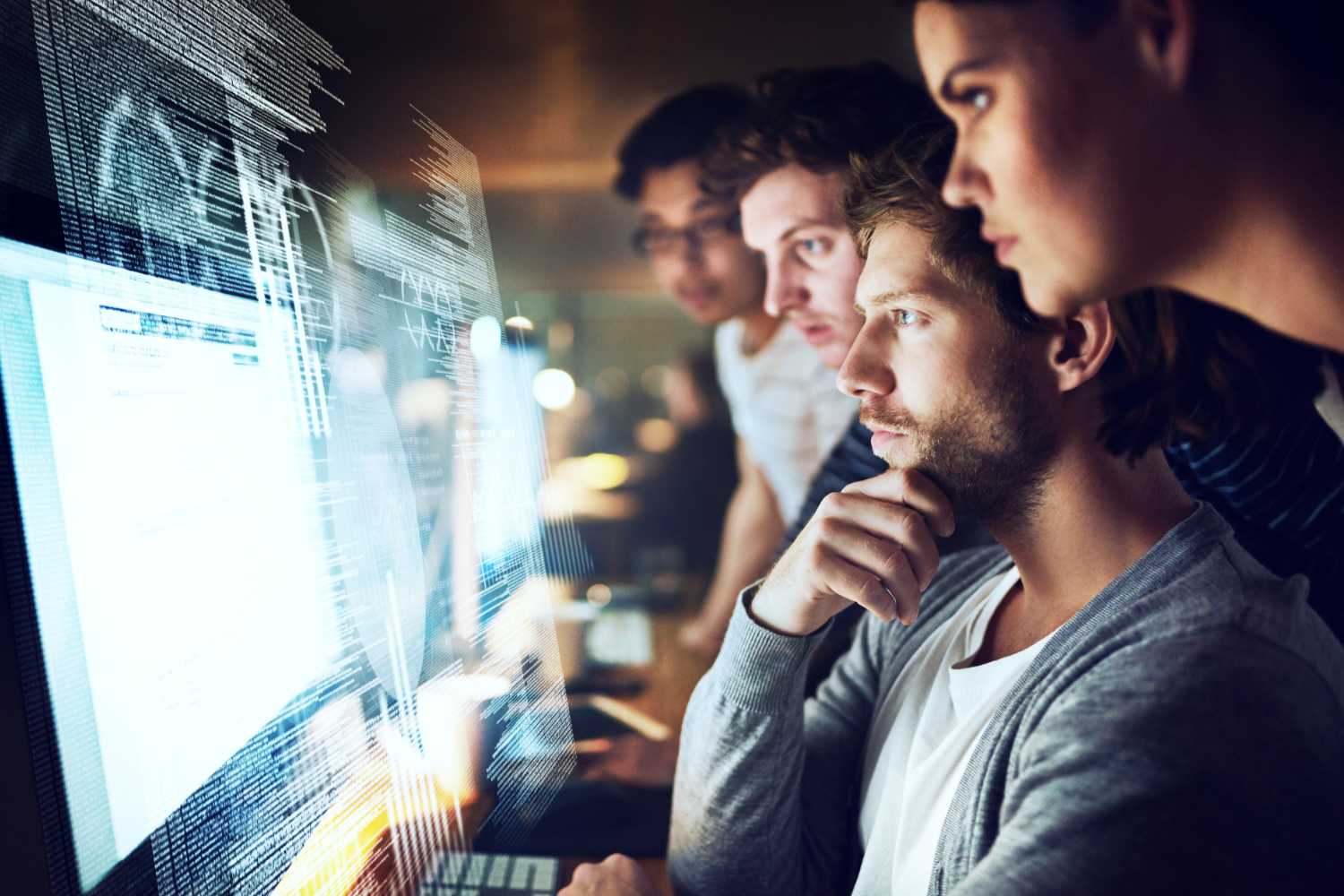 Content Team Ein Content-Team aus vier Personen blickt nachdenklich auf einen Bildschirm.